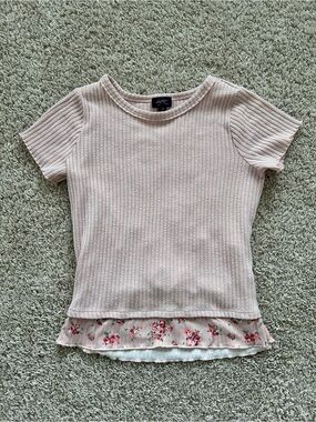 Buckle Pink Ribbed Short Sleeve Top with Floral Hem